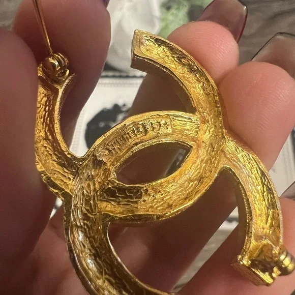 CHANEL Vintage Gold CC brooch with crystals